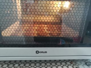 16、广式鸡仔饼,放回烤箱继续上火110度，下火170度烤20-25分钟，烤完焖10分钟再取出来（喜欢深色的把上火加到130度）