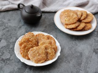 17、广式鸡仔饼,鸡仔饼属于咸甜口味，重油重糖，可以配上一壶茶解腻