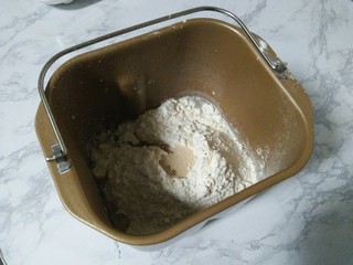 1、火腿面包卷,面团所以材料放入面包桶
