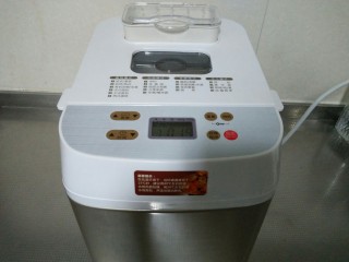 2、火腿面包卷,启动面包机揉面30分钟