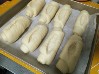 11、火腿面包卷,在表面划一刀