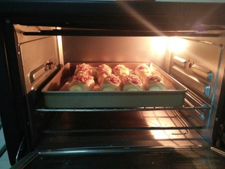 15、火腿面包卷,烤箱165度，烤18分钟左右，烤完晾凉，放保鲜袋密封保存，三日内吃完