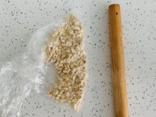 2、榛子????桃酥,整粒的榛子装入保鲜袋用擀面棍敲碎