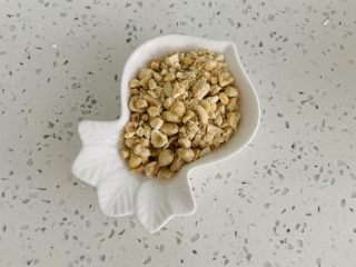 3、榛子????桃酥,不用太碎哟有点颗粒口感比较好。