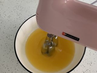 6、榛子????桃酥,用打蛋器乳化液体。