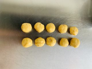 13、榛子????桃酥,风格城50克一个面挤，盖上保鲜膜松弛10分钟。