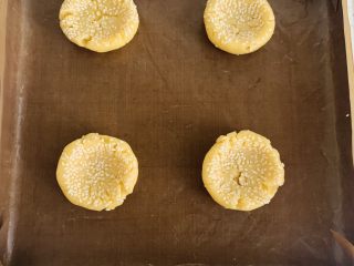 16、榛子????桃酥,桃酥面胚放在烤盘上，不要太近。