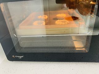 17、榛子????桃酥,烤箱上下火160度，20分钟，烤盘放置烤箱中层。