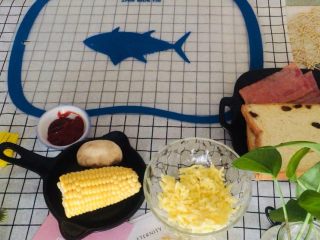 1、培根吐司比萨,所有材料准备好时，把烤箱预热150度。