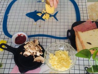 3、培根吐司比萨,玉米粒掰出一粒粒，为了方便我直接用刀切下。