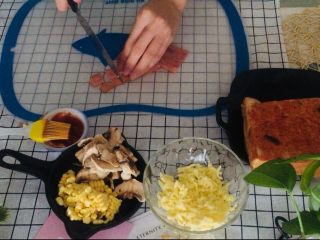 4、培根吐司比萨,培根切一小块备用。