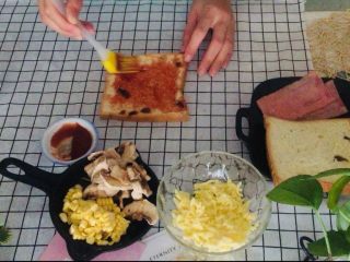 5、培根吐司比萨,分别在两片吐司片上涂匀番茄酱。