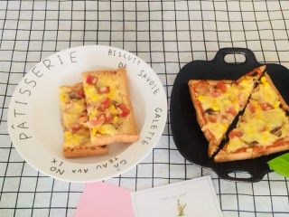 13、培根吐司比萨,烤好的吐司披萨摆盘，再加上一杯牛奶或者豆浆，一顿健康的早餐是不是看着心情好起来了！