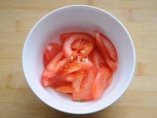 2、孜然牛肉炒拉条 家常面条百吃不厌的美味做法,1个西红柿洗净去蒂后切成约5mm的厚片。