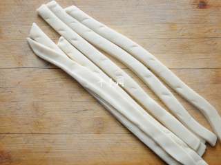 6、孜然牛肉炒拉条 家常面条百吃不厌的美味做法,回温后的面胚切成宽约5ml的条状，搓圆之后捏住两端拉长，就成了拉条。