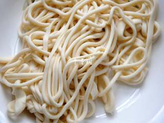 7、孜然牛肉炒拉条 家常面条百吃不厌的美味做法,拉条全部拉好，扯拉条的同时坐锅烧水。水烧开后下拉条煮至八成熟，因为后边还有炒制的过程，所以拉条不需要煮到十分熟。