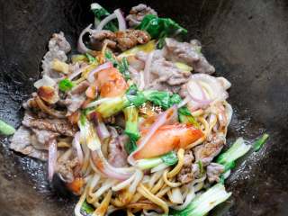 14、孜然牛肉炒拉条 家常面条百吃不厌的美味做法,调入生抽、老抽、蚝油、盐和清水翻匀。