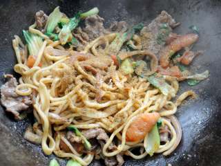 15、孜然牛肉炒拉条 家常面条百吃不厌的美味做法,撒入孜然粉，翻炒出香味就可以关火起锅了。