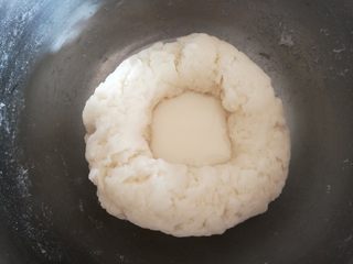 3、冰皮月饼,3.面团挖一个小坑，倒入白油，继续揉