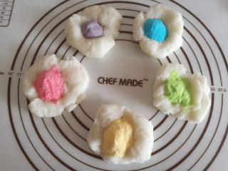 5、冰皮月饼,5.面团分成5分，分别加入不同颜色的果蔬粉