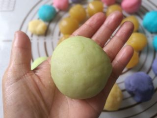 12、冰皮月饼,12.揉成小圆球