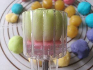 14、冰皮月饼,14.然后花片装进模具中，面团也放进去