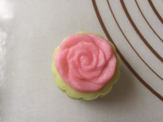 15、冰皮月饼,15.按压成月饼就好啦