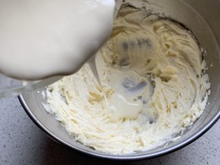 8、皇家曲奇,分2次加入淡奶油，搅匀了再加下一次