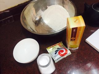 1、薄底披萨,将酵母放进温水里溶解 两种粉和盐混合