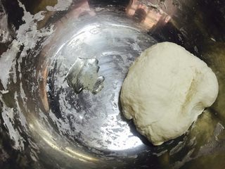 2、薄底披萨,面团揉匀加入油 