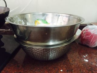 3、薄底披萨,冬天在盘下放一盘热水 大概70度 发酵 夏天可以省略这个步骤