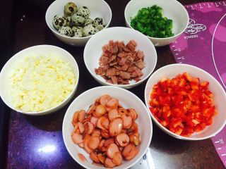 4、薄底披萨,将所有配料切碎 我把马里苏奶酪丝也切了一下