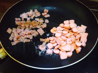 5、薄底披萨,培根和火腿肠炒一下