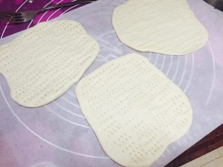 6、薄底披萨,面团分成三个 然后在上面戳小孔 用叉子戳比较方便