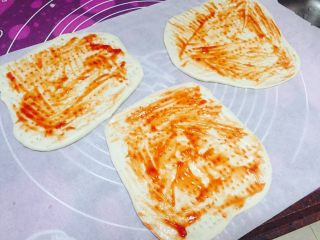 7、薄底披萨,摸上番茄酱