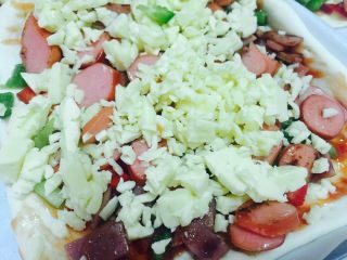 8、薄底披萨,把东西一层一层铺上去 最后铺上奶酪丝