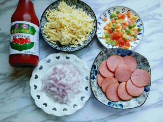 4、独家秘方披萨,配料准备,这里没有特别要求,也可以根据个人喜欢调换配料。洋葱切丁。玉米粒,胡萝卜丁,豌豆焯水。淋干水份备用。