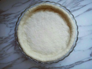 5、独家秘方披萨,用擀面杖,好擀出磨具一样大的披萨饼底,我的8寸披萨盘。