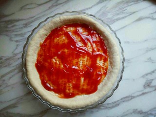 7、独家秘方披萨,再披萨皮上均匀涂抹番茄酱,(可以根据自己喜欢换酱料)