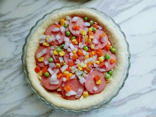 10、独家秘方披萨,撒上焯过水的蔬菜,玉米,胡萝卜,洋葱,豌豆。