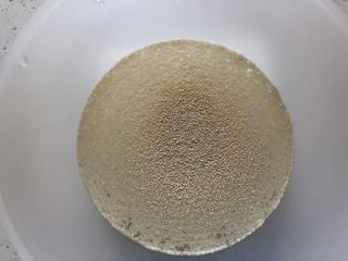 1、香甜可口的水果披萨????,酵母倒入水中