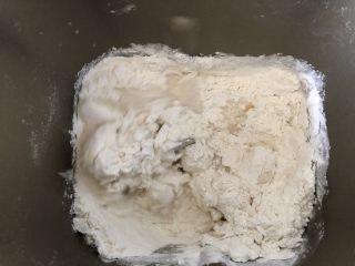 3、香甜可口的水果披萨????,将所有材料倒入面包机内，混合均匀