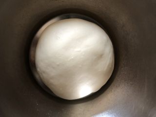 4、香甜可口的水果披萨????,揉至面团光滑不粘手即可，不用出膜