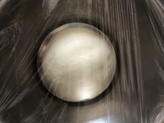 5、香甜可口的水果披萨????,放入盆内，盖保鲜膜，进行第一次发酵（发酵的时候我们就可以提前把马苏里拉奶酪和奶酪提前拿出来室温软化备用）