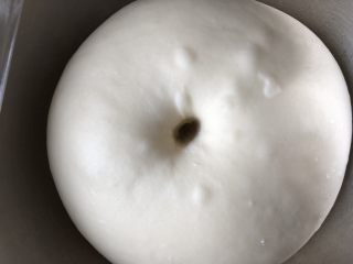 6、香甜可口的水果披萨????,面团发至2倍大，手指沾干粉，戳一个洞????️，不回缩不塌就是发好了