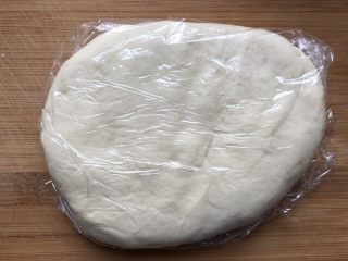 7、香甜可口的水果披萨????,取出面团，轻按排气，盖保鲜膜，醒十五分钟