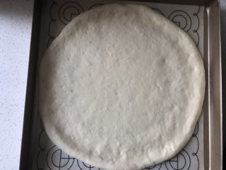 8、香甜可口的水果披萨????,然后放入披萨盘或者烤盘内擀成圆饼底，用手整理一下，擀成中间薄边缘稍厚