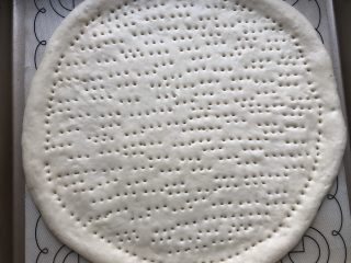 9、香甜可口的水果披萨????,用叉子叉满眼儿，一定要扎透，边缘溜一圈，不扎，如图所示