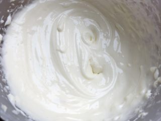 10、香甜可口的水果披萨????,将软化好的奶油奶酪加炼乳，打至顺滑（烤箱预热200度）