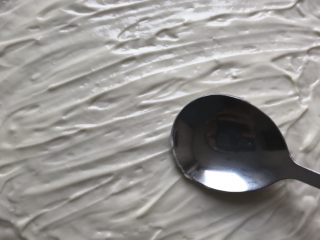 11、香甜可口的水果披萨????,将打好的奶油奶酪均匀的涂满披萨饼底